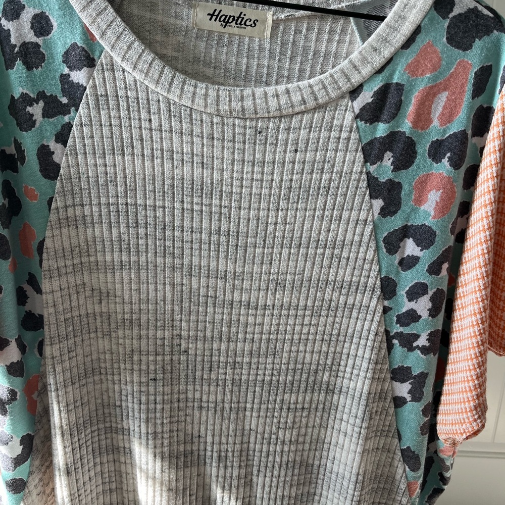 Unique, lightweight tee - Picture 2 of 4